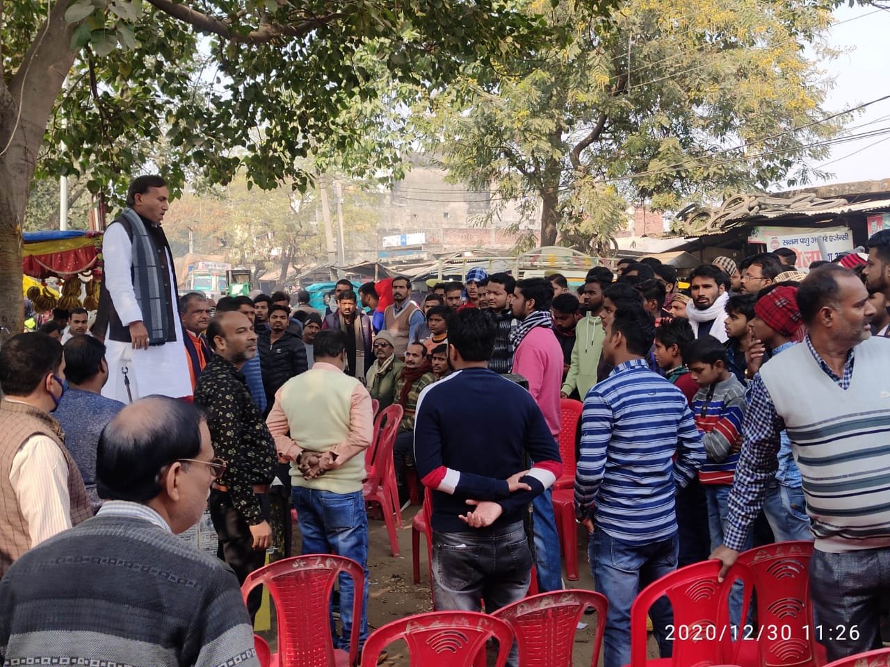 लार में धारा 144 तोड़ दुकानदार किये चेतावनी सभा