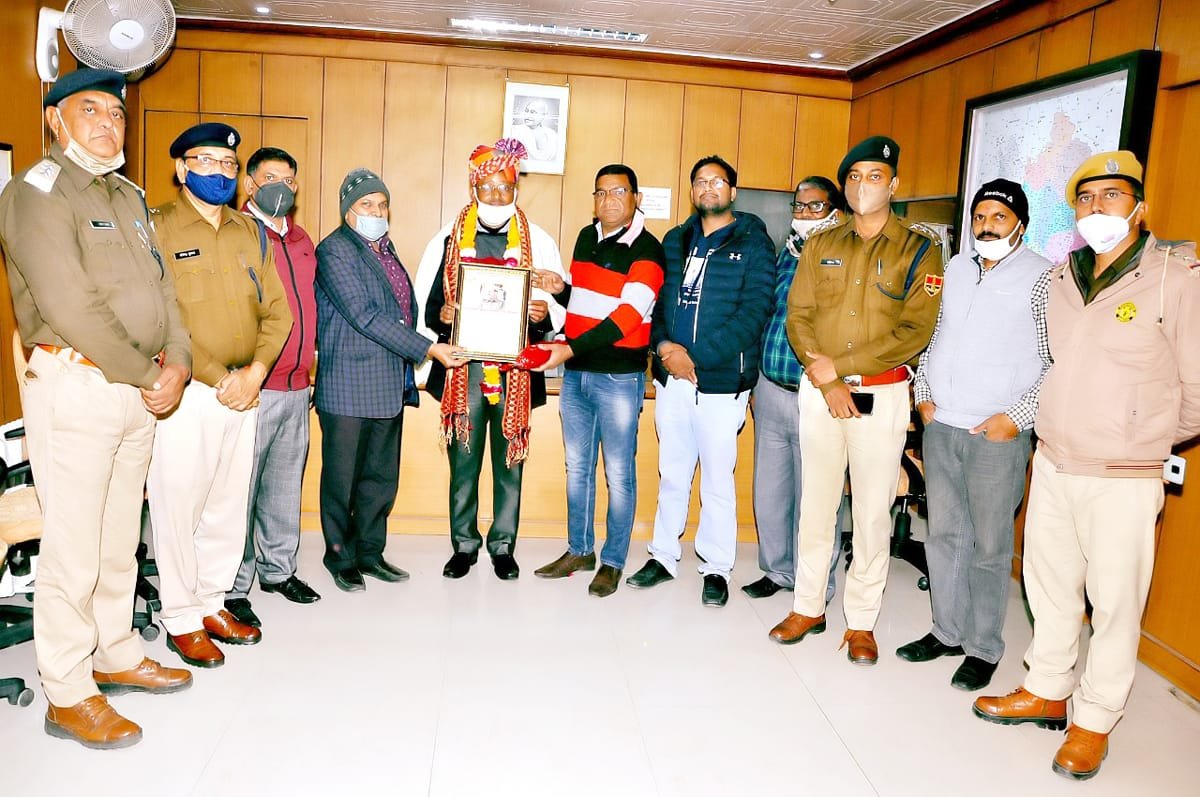 एसपी जेसी शर्मा का अजमेर तबादला,  पत्रकारों ने किया सम्मान 