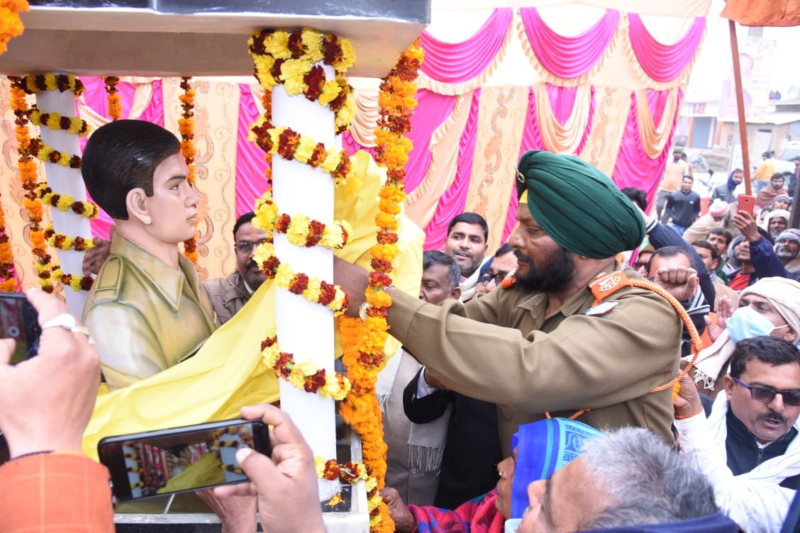 17 वर्ष से उपेक्षित शहीद प्रतिमा का आखिरकार गणतंत्र दिवस पर हुआ अनावरण