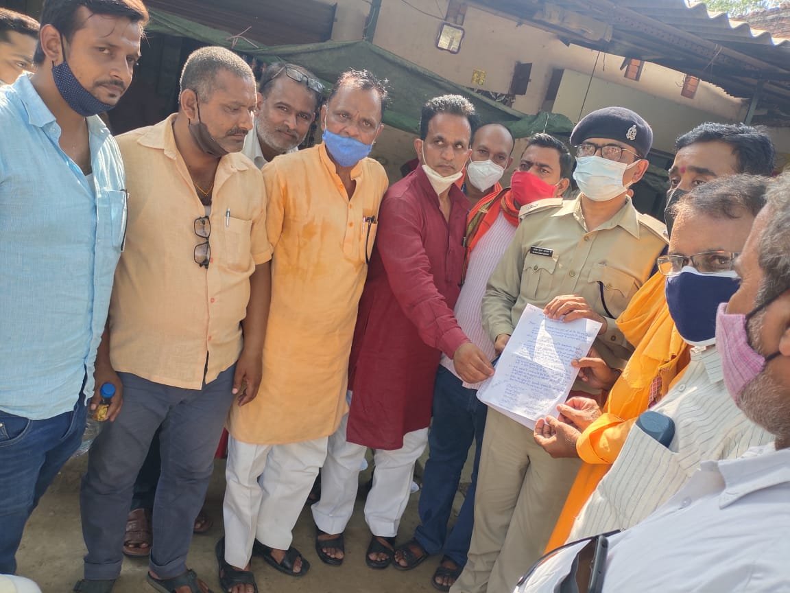 टीजे हटाओ, लार बचाओ की मांग पर धरना दिए भाजपाई