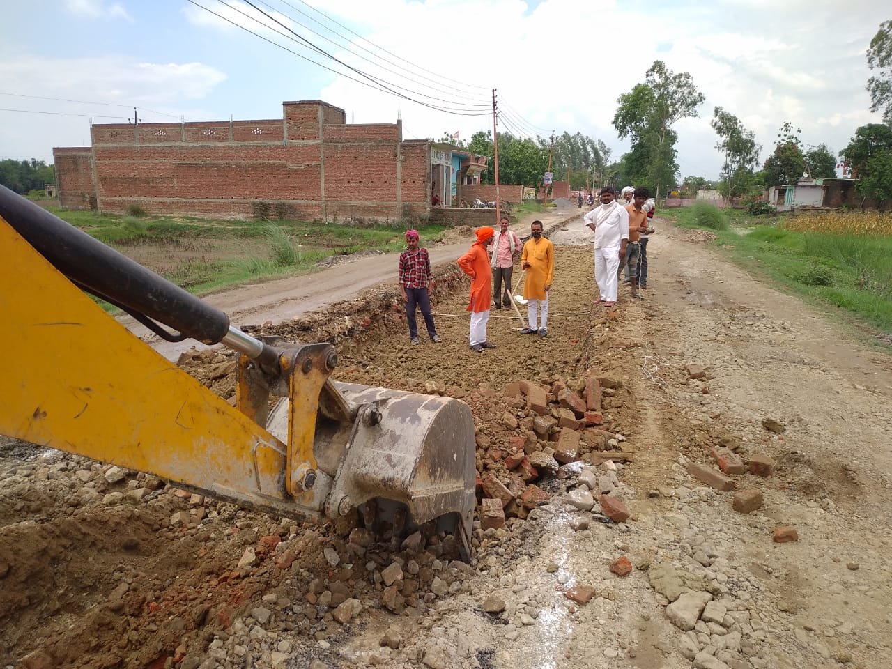 बरसात में बनने लगी सड़क, साल भर सोते रहे