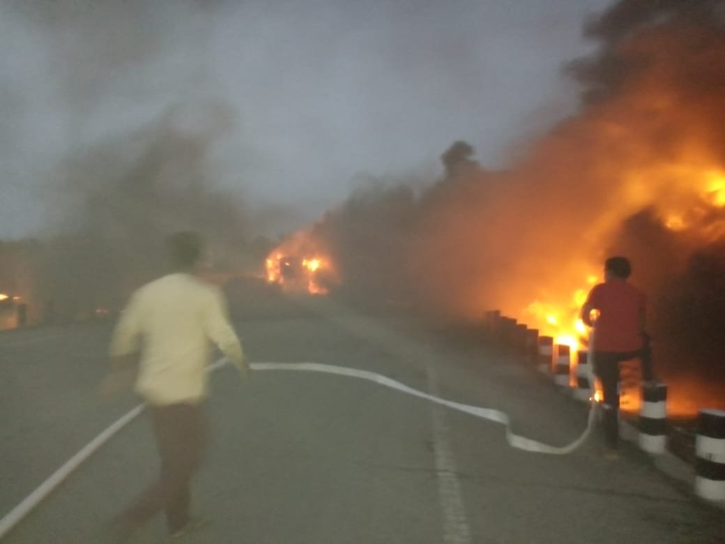 ज्वलनशील केमिकल से भरा बेकाबू ट्रक पलटा, लगी आग