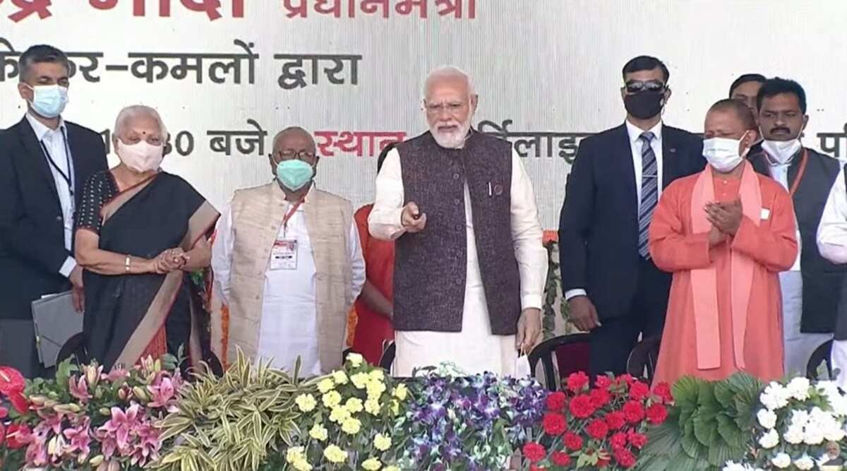 गोरखपुर में मोदी ने दी दस हजार करोड़ की सौगात
