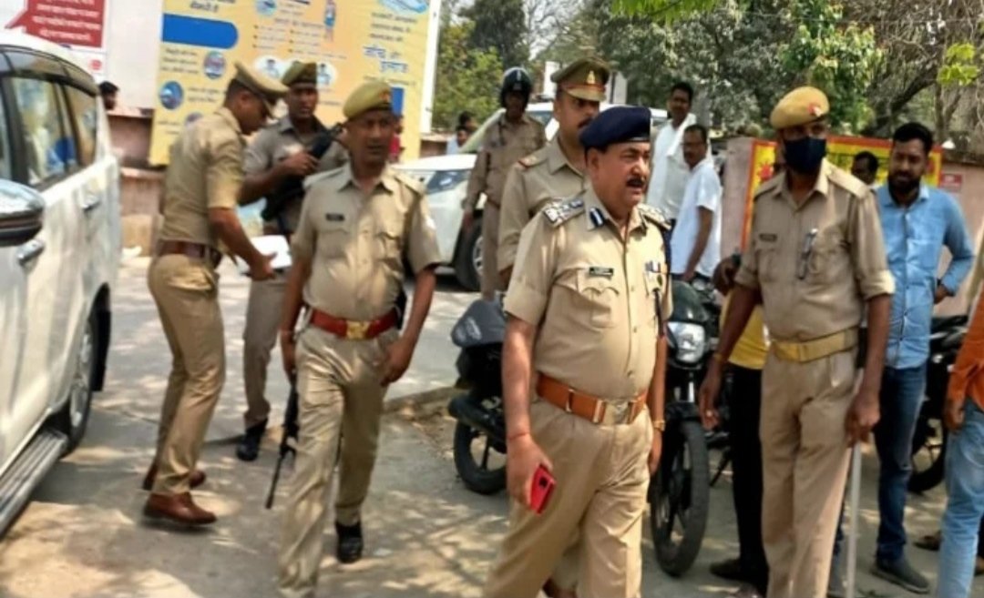 देवरिया में दिन दहाड़े कैश वैन लूटने का प्रयास, गोलीबारी