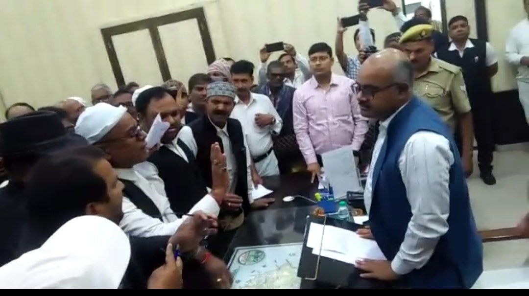देवरिया में साथी की जमीन पर तोड़फोड़ से आक्रोशित वकीलों ने किया प्रदर्शन