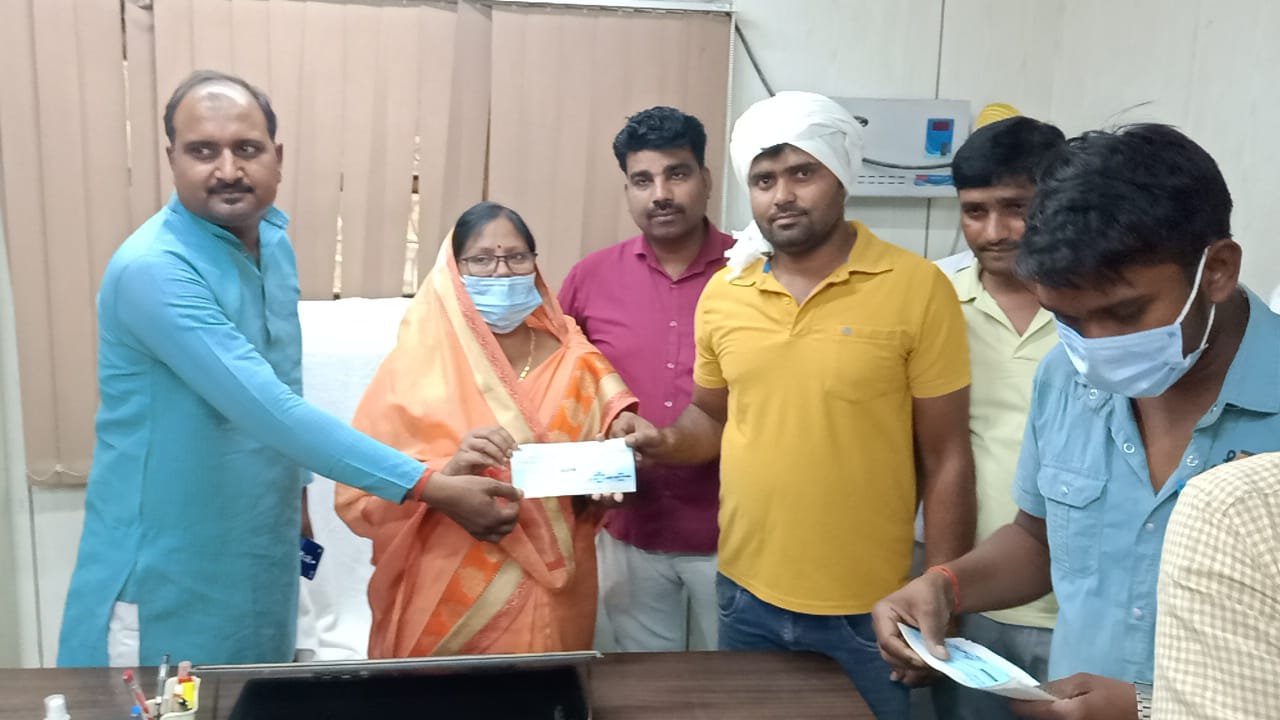 40 कृषकों में राज्यमंत्री विजयलक्ष्मी ने  आगजनी से हुई फसल क्षति की क्षतिपूर्ति दी