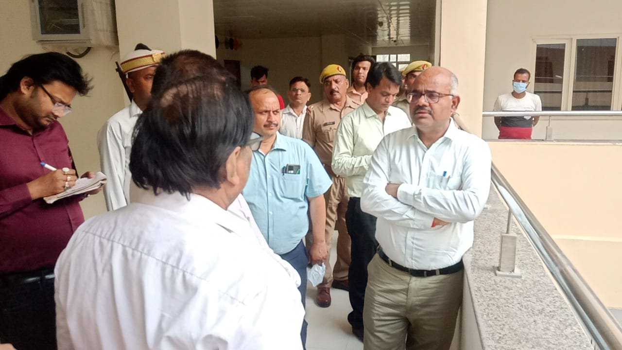डीएम ने मेडिकल कॉलेज का किया निरीक्षण