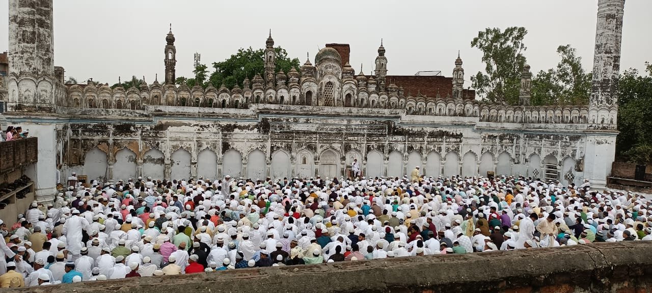 पहली बार ईद पर दो चक्रों में पढ़ी गयी नमाज