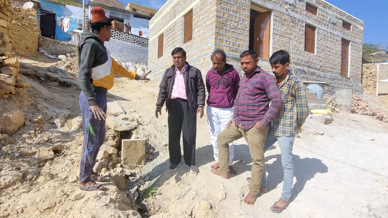 सड़कों पर सीवर, हर तरफ फैल रही गंदगी, रहवासी परेशान