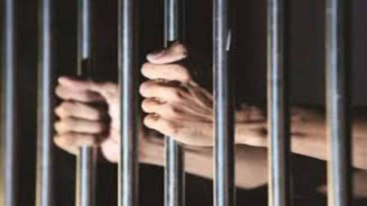 चोरी के आरोप मे नाबालिग सहित तीन गिरफ्तार