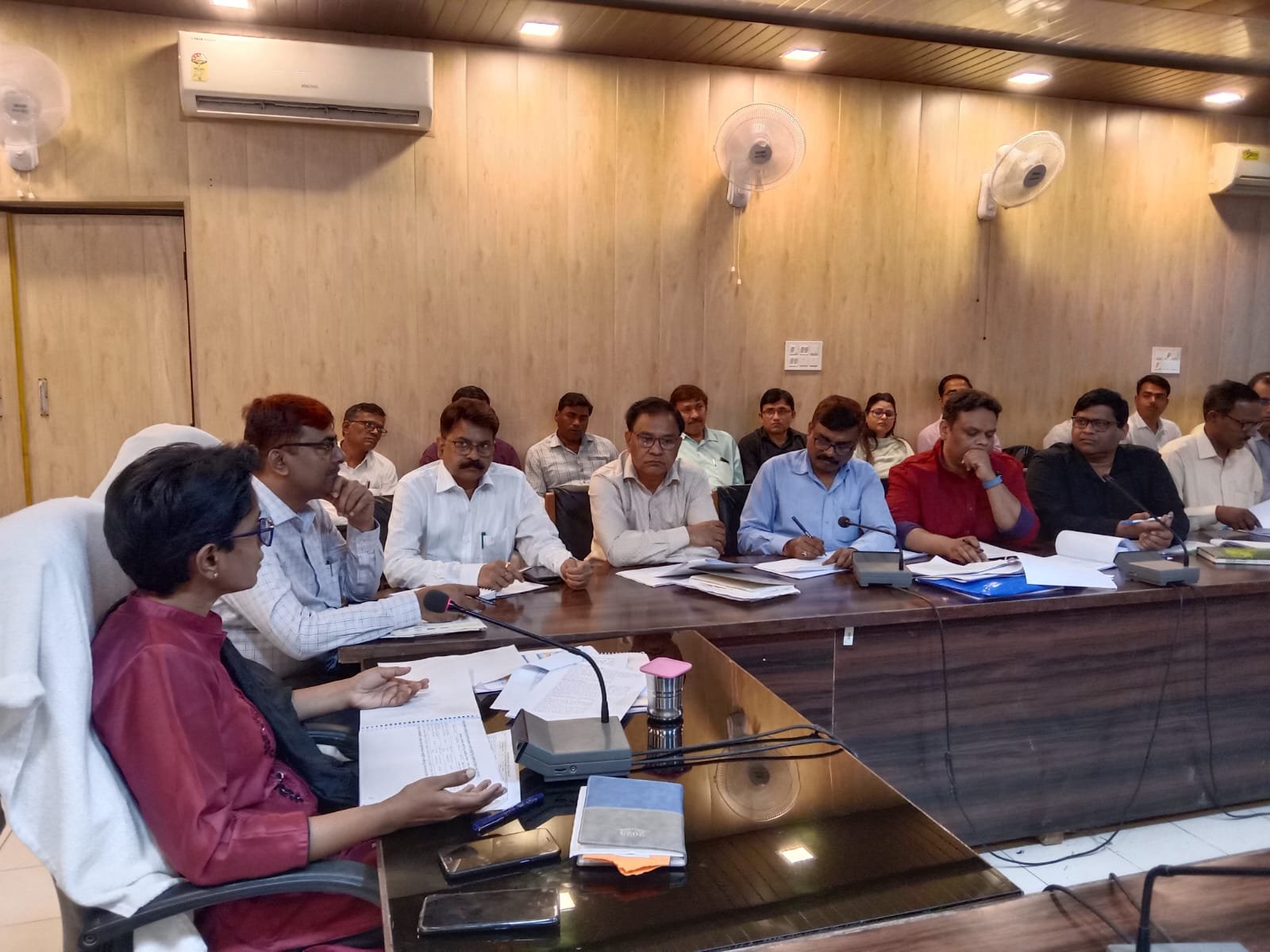 बैठक में अनुपस्थित रहने पर जिला बेसिक शिक्षा अधिकारी को कारण बताओं नोटिस जारी करने का निर्देश