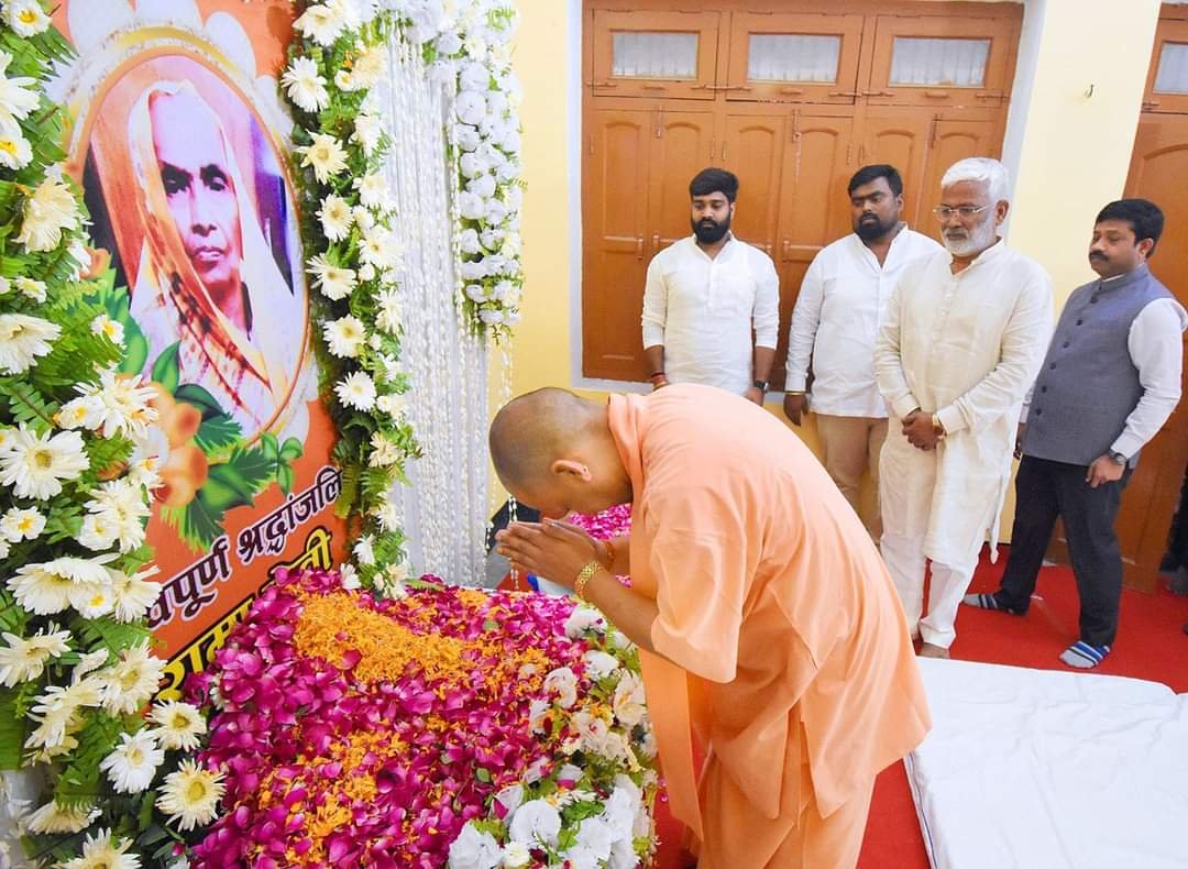 कैबिनेट मंत्री स्वतंत्र देव सिंह के घर गए मुख्यमंत्री योगी आदित्यनाथ, मां के निधन पर व्यक्त की शोक संवेदना