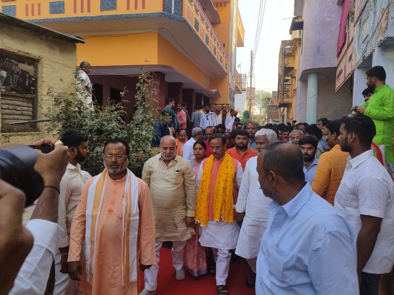 स्वतंत्रदेव सिंह के घर पहुंचे पूर्व उपमुख्यमंत्री डॉ. दिनेश शर्मा, मां के निधन पर जताया शोक