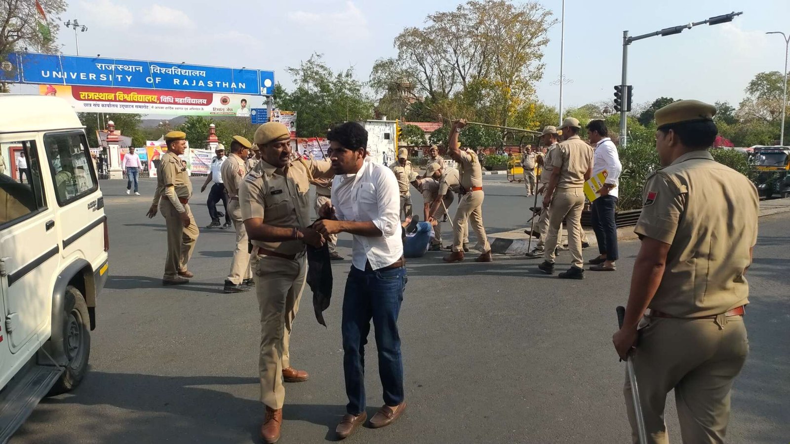 राजस्थान यूनिवर्सिटी के बाहर ABVP ने सीएम गहलोत को काले झंडे दिखाए