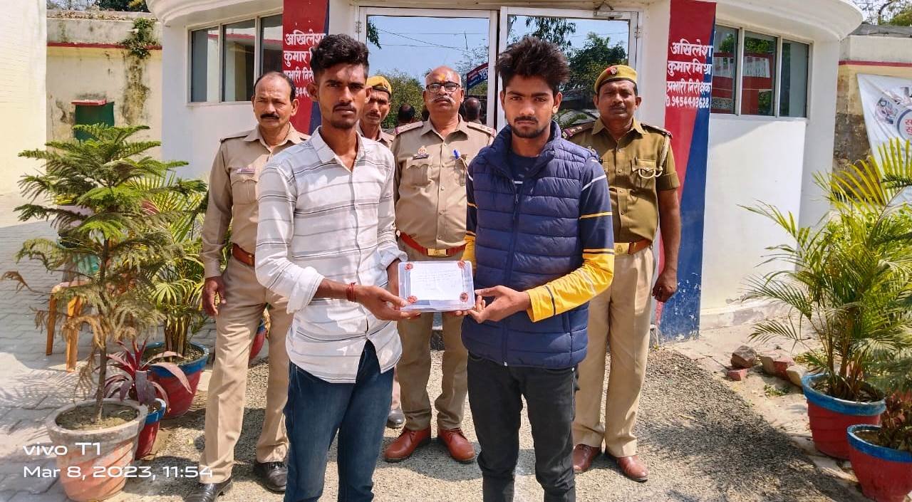 मोबाइल लूट मामले में वांछित बदमाश को पुलिस ने आखिरकार धर दबोचा