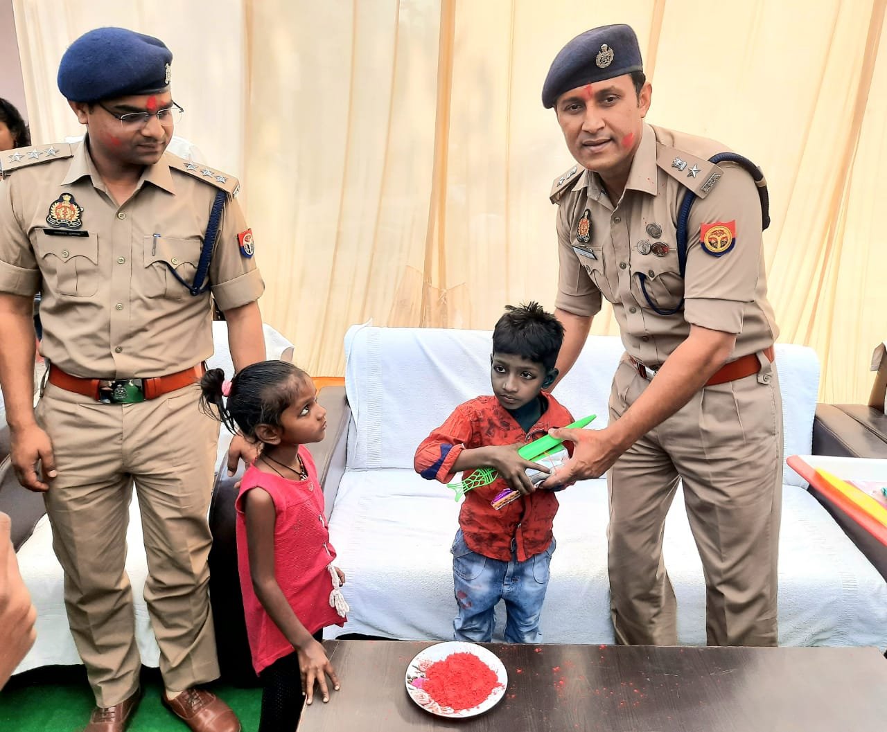बच्चों को बांटे रंग और पिचकारी, लगाया गुलाल, पुलिस अधीक्षक बोले- हैप्पी होली