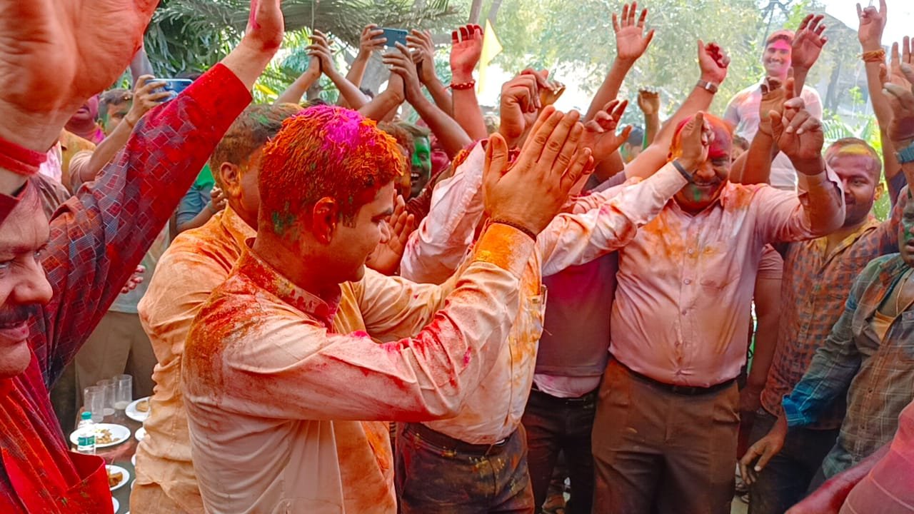पुलिस व प्रशासनिक अधिकारी व कर्मचारी रंगों में दिखे सराबोर, डीएम और एसपी ने रंग लगाकर दी बधाई