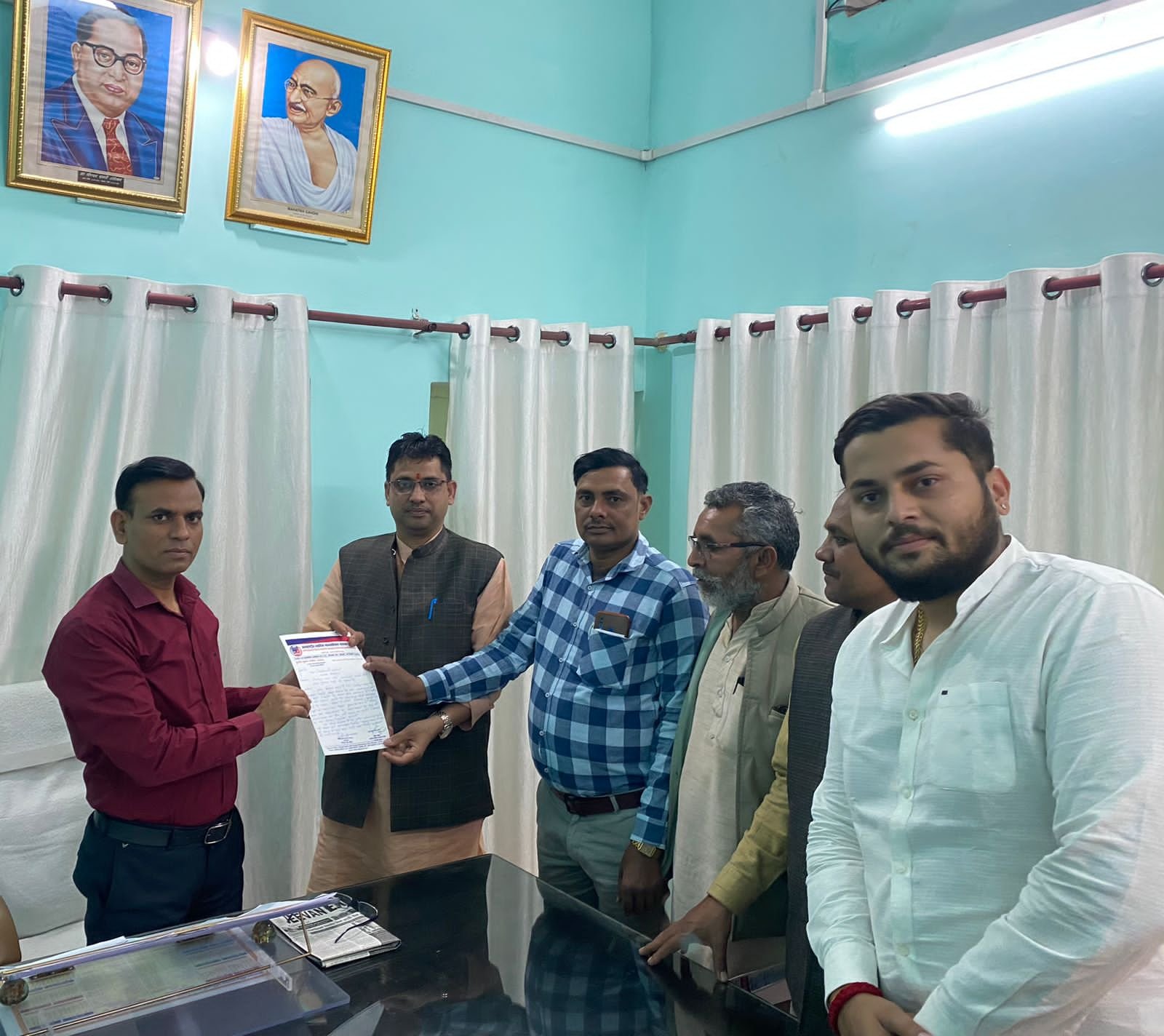जर्जर सड़क को लेकर अंतर्राष्ट्रीय न्यायिक मानवाधिकार संरक्षण ने अपर जिलाधिकारी को सौंपा ज्ञापन