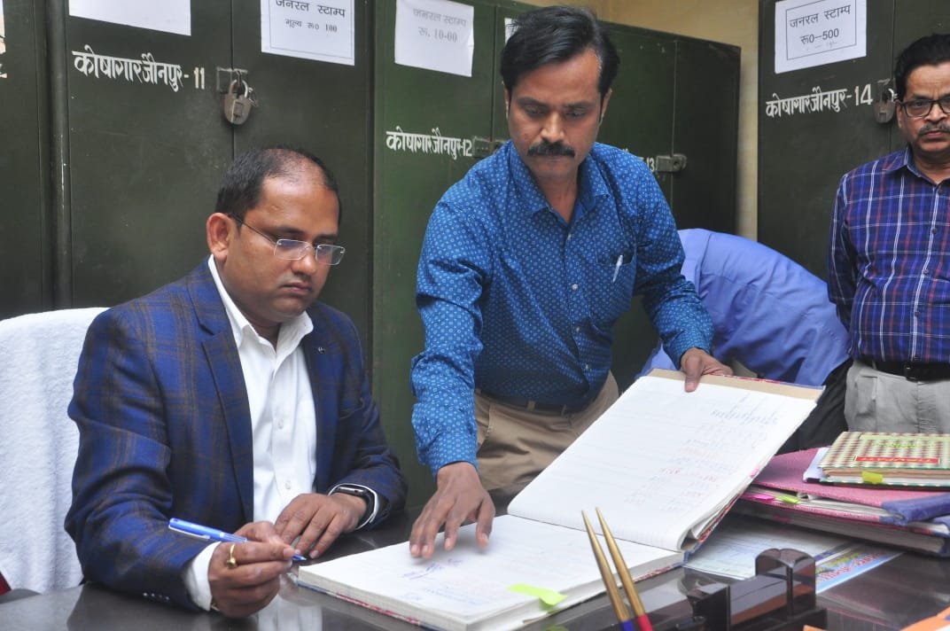 जौनपुर के 57वें जिलाधिकारी के रूप में अनुज कुमार झा ने संभाला कार्यभार