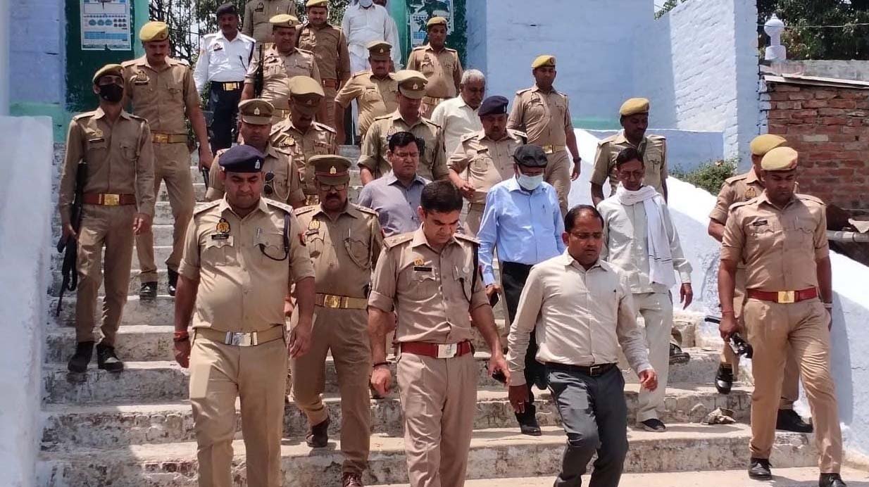 डीएम – एसपी ने किया शाही ईदगाह एवं शिया जामा मस्जिद का निरीक्षण