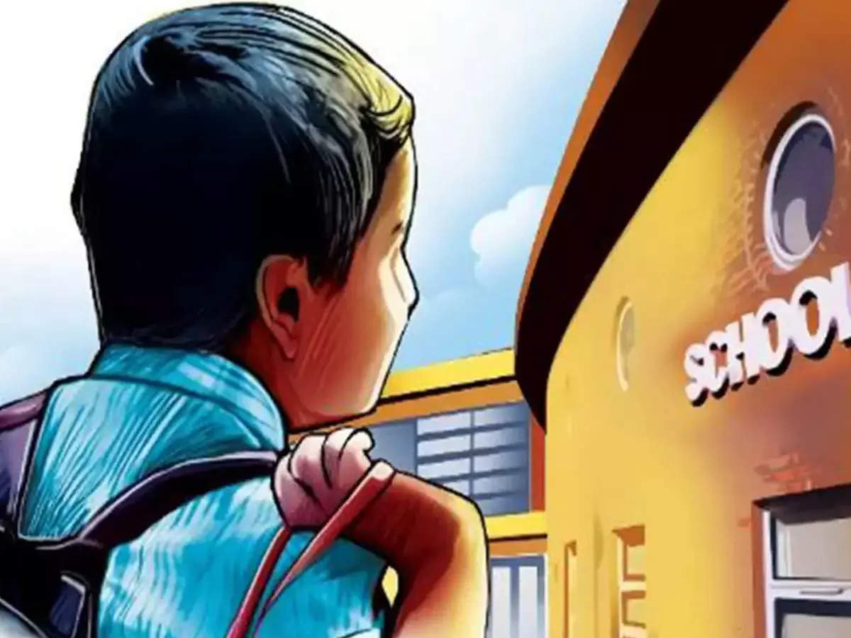 निजी स्कूलों के तुगलकी फरमान से अभिभावक त्रस्त