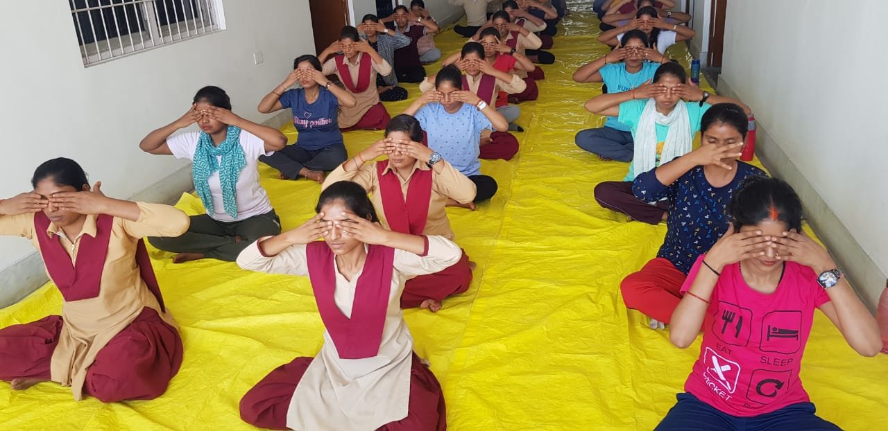 शिविर में छात्र-छात्राओं को मिली योग शिक्षा, सूर्य नमस्कार किया