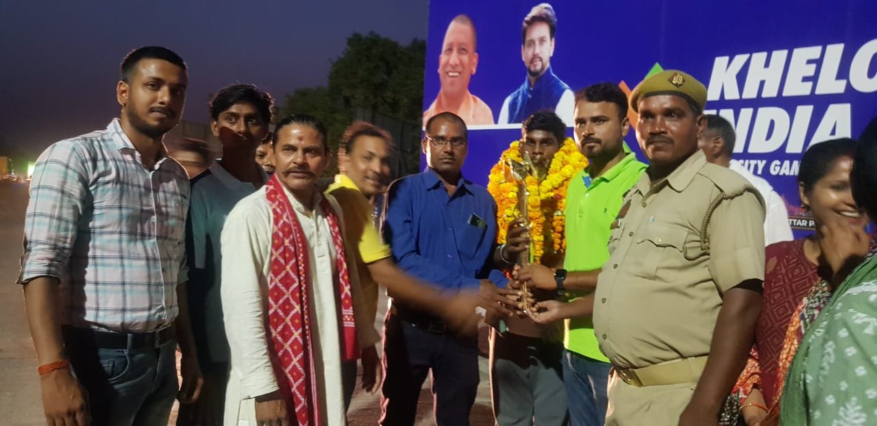 खेलो इंडिया मशाल जुलूस का मीरजापुर आगमन पर योगासन खेल संघ ने किया भव्य स्वागत