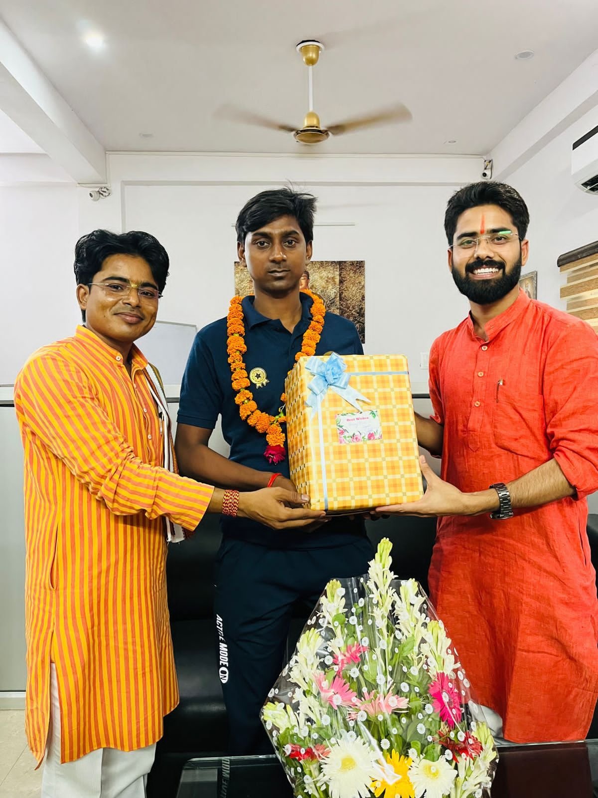 योगासन विश्व विजेता मिर्जापुर माटी के लाल शिवराज को लखनऊ में किया गया सम्मानित