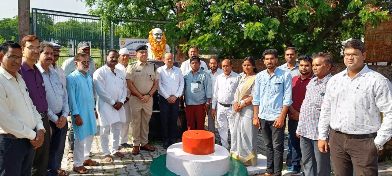 जिला कलक्टर ने गांधी जी की प्रतिमा पर पुष्पांजलि अर्पित कर दी श्रद्धांजलि