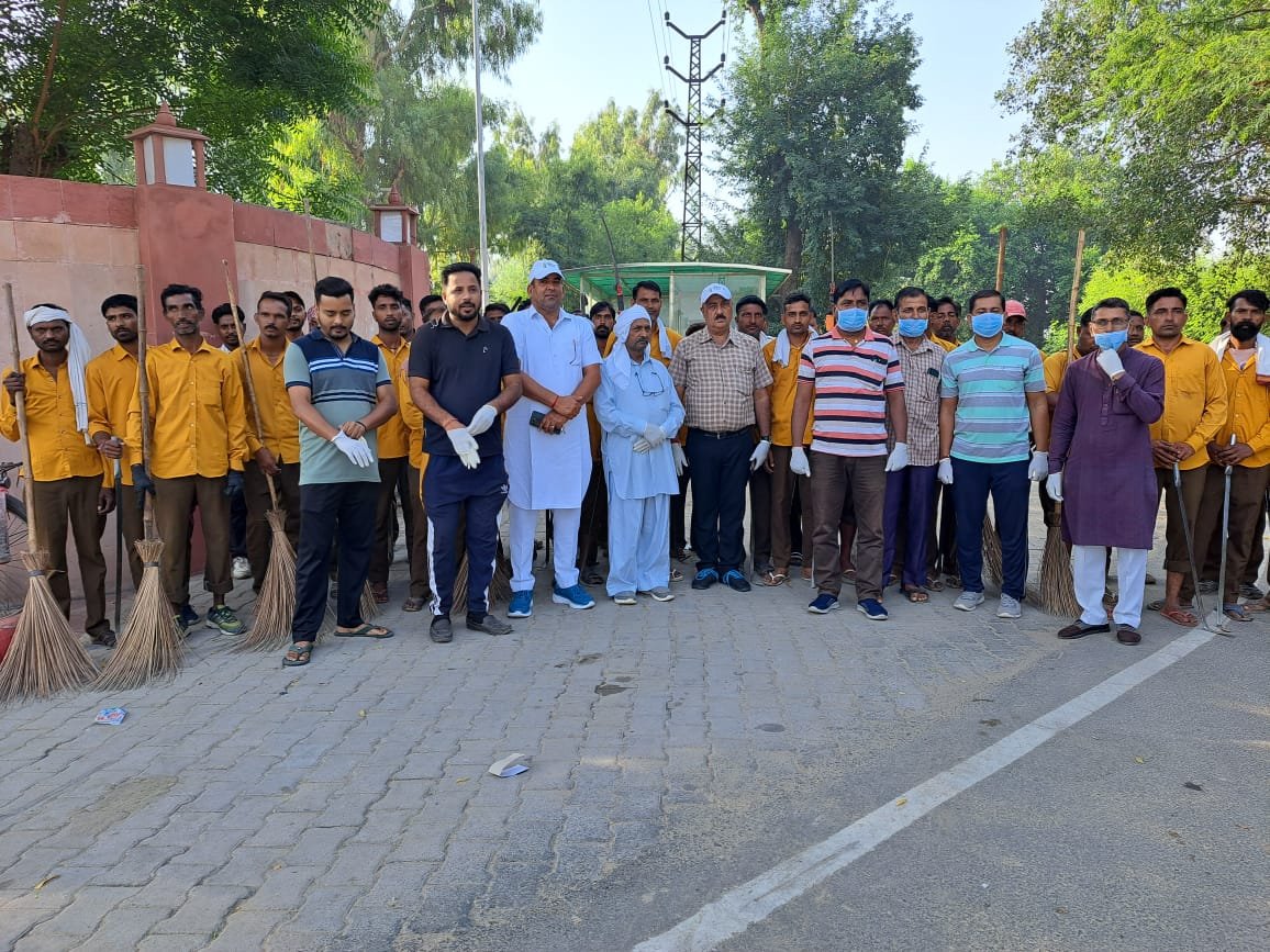 साधुवाली कैंट के बाहर श्रमदान व पौधरोपण किया गया