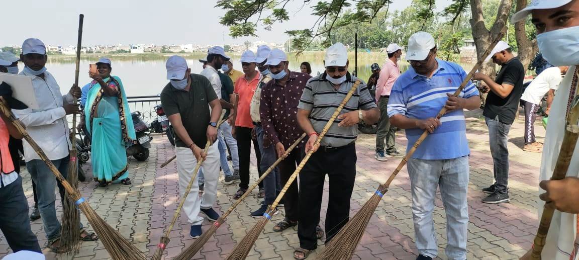 मनिहारा महादेव मंदिर क्षेत्र में स्वच्छता पखवाड़ा के तहत अधिकारियों ने किया श्रमदान