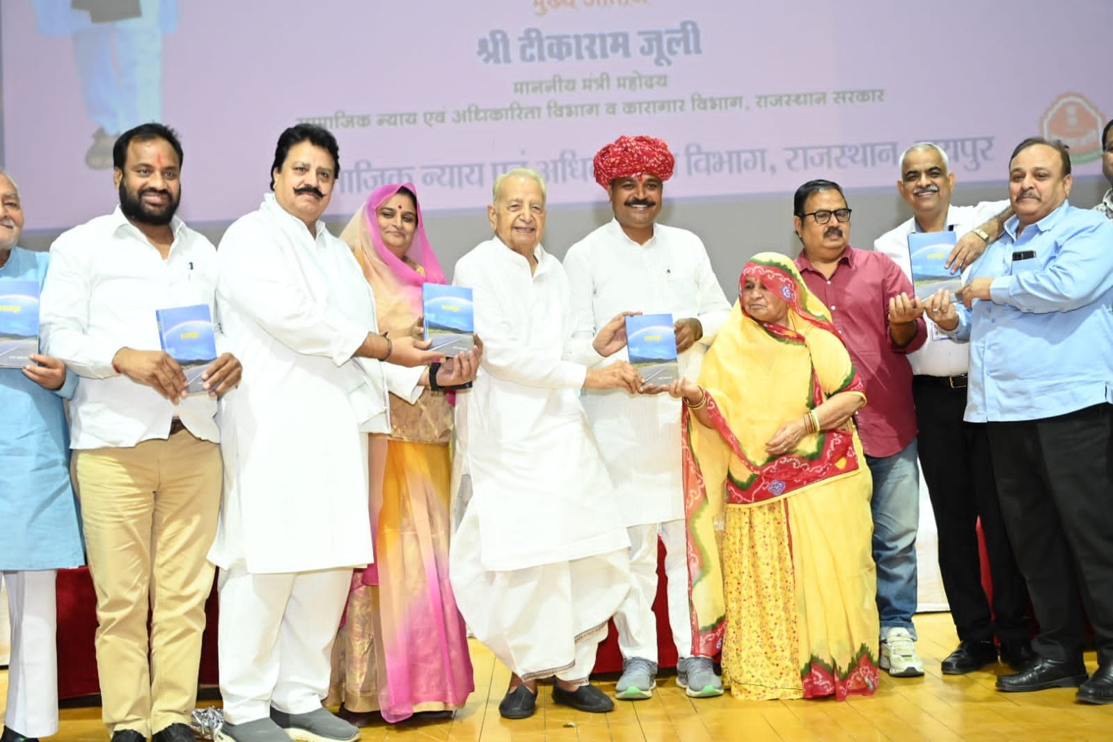 युवा पीढी वृद्धजनों के अनुभवों का लाभ प्राप्त कर देश के विकास में भागीदार बने  – टीकाराम जूली