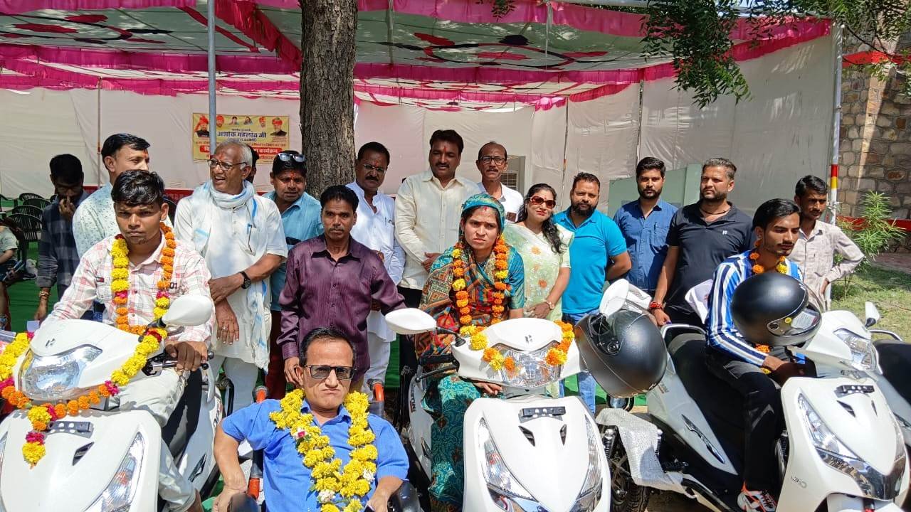 जिला मुख्यालय पर निशुल्क दिव्यांग स्कूटी वितरण समारोह का आयोजन