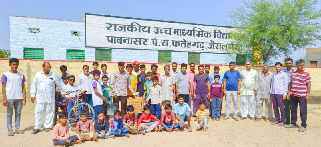 पाबनासर विद्यालय में विद्यार्थियों ने एक तारीख एक घंटा कार्यक्रम के तहत दिया श्रमदान