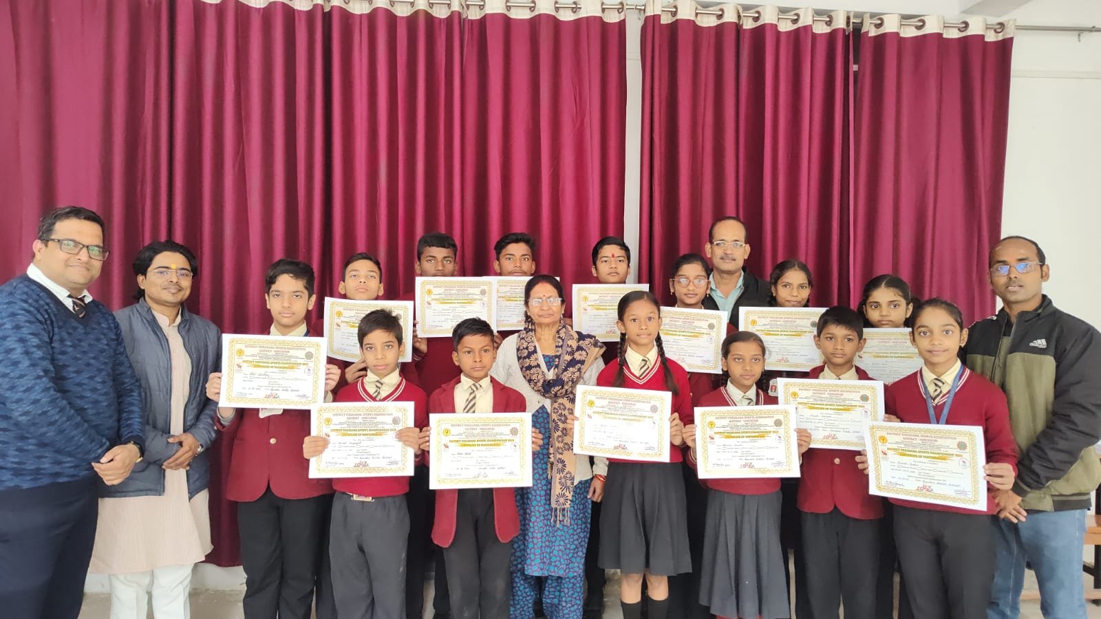 जिलास्तरीय योगासन खेल प्रतियोगिता का प्रमाण पत्र प्राप्त कर खिले उठे योगासन खिलाड़ियों के चेहरे