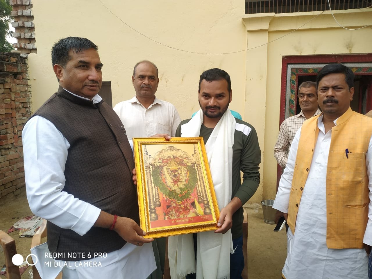 पूर्व मंत्री ने अखिलेश को दिया स्मृति चिन्ह ,जाना कुशलक्षेम