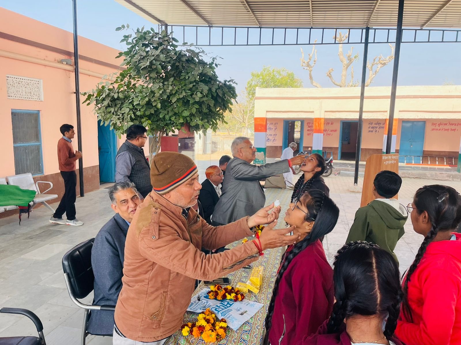 विद्यार्थियों को पिलाई रोग प्रतिरोधक दवा स्वर्ण प्राशन