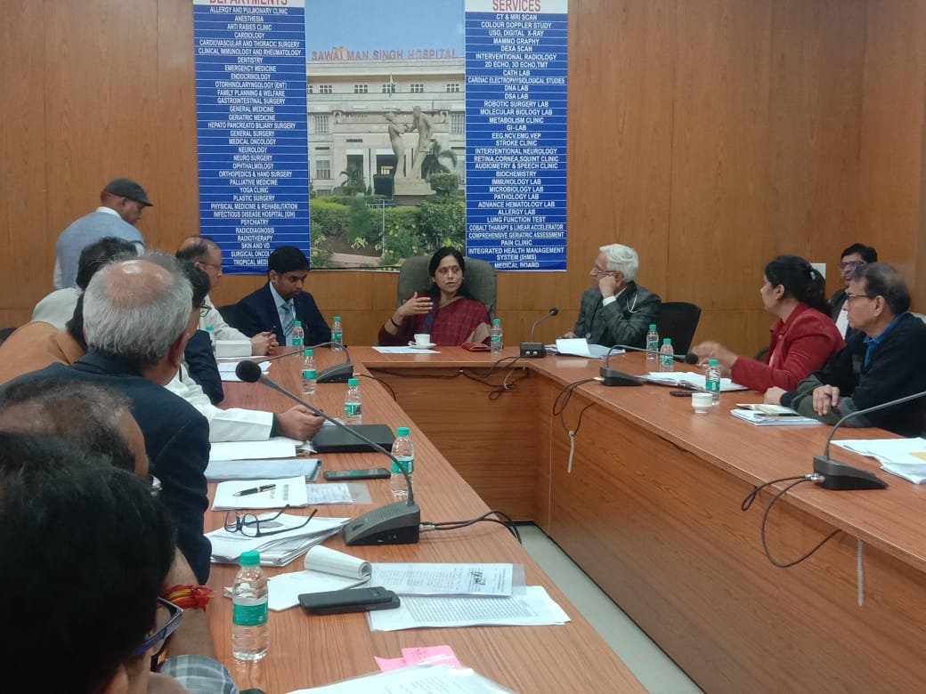 अतिरिक्त मुख्य सचिव ने एसएमएस अस्पताल पहुंचकर ली अधिकारियों की बैठक