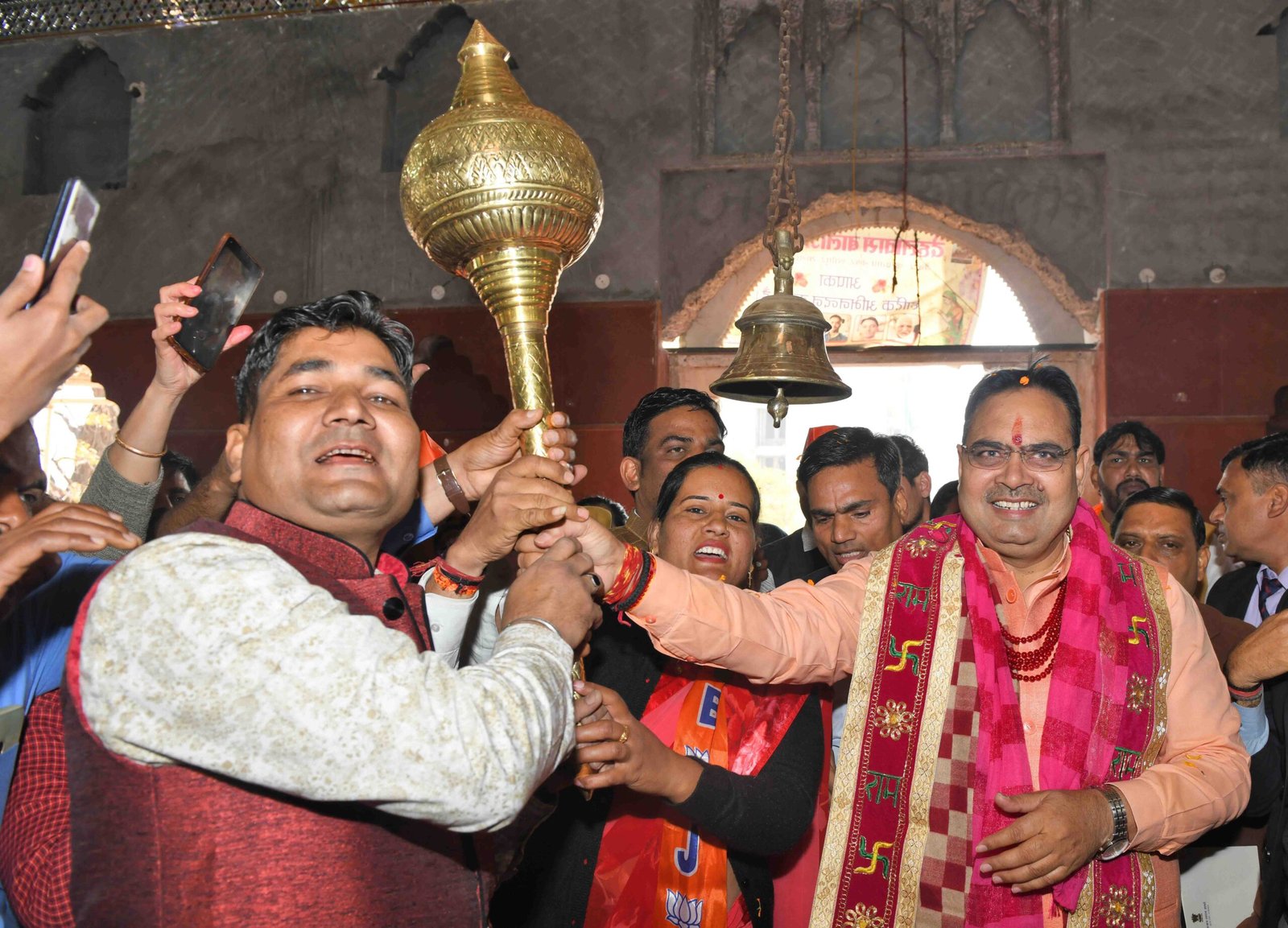 अयोध्या में विराजे श्री राम, मुख्यमंत्री ने नवाया शीश