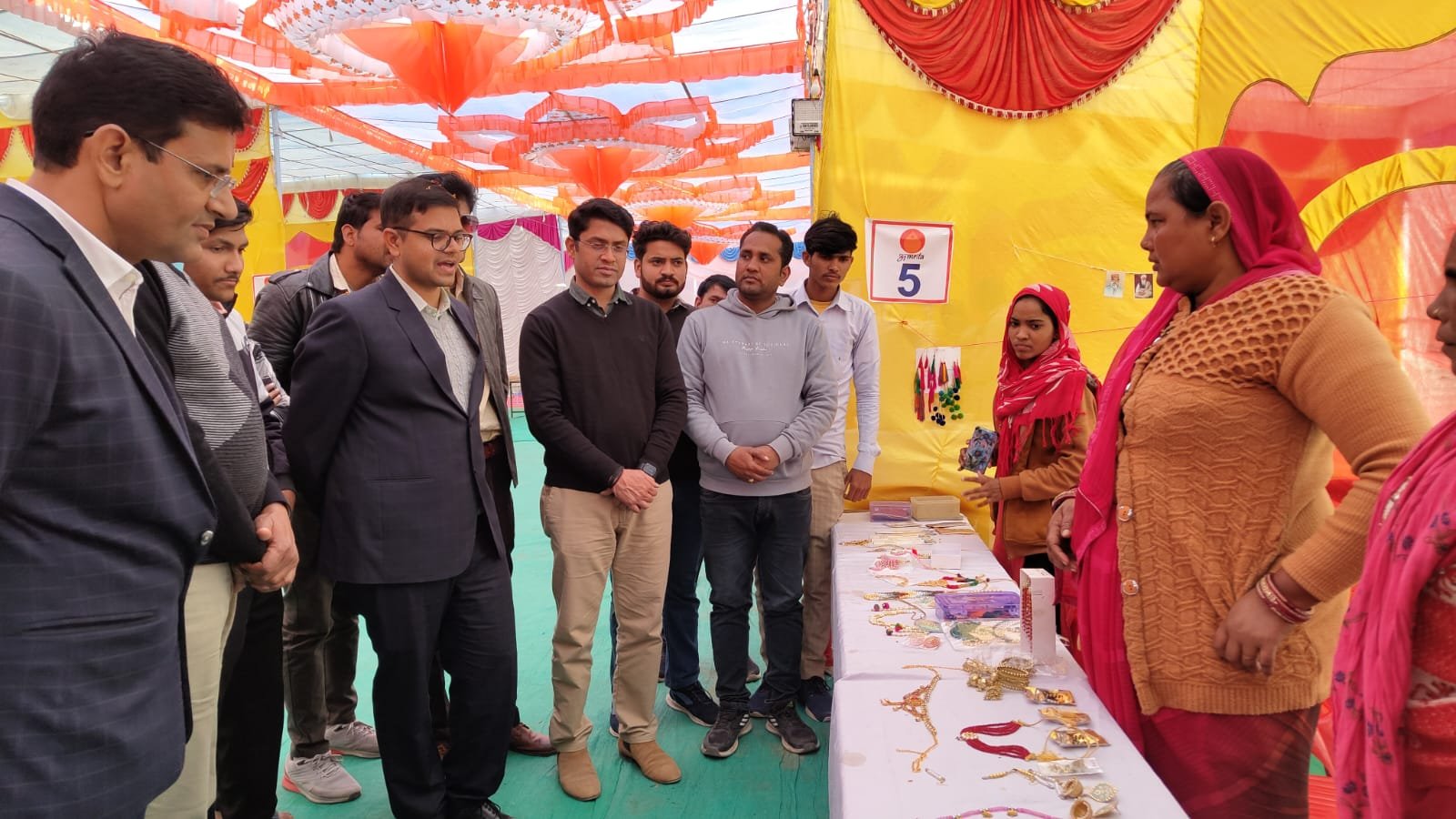 जिला कलक्टर ने किया अमृता हाट का शुभारम्भ