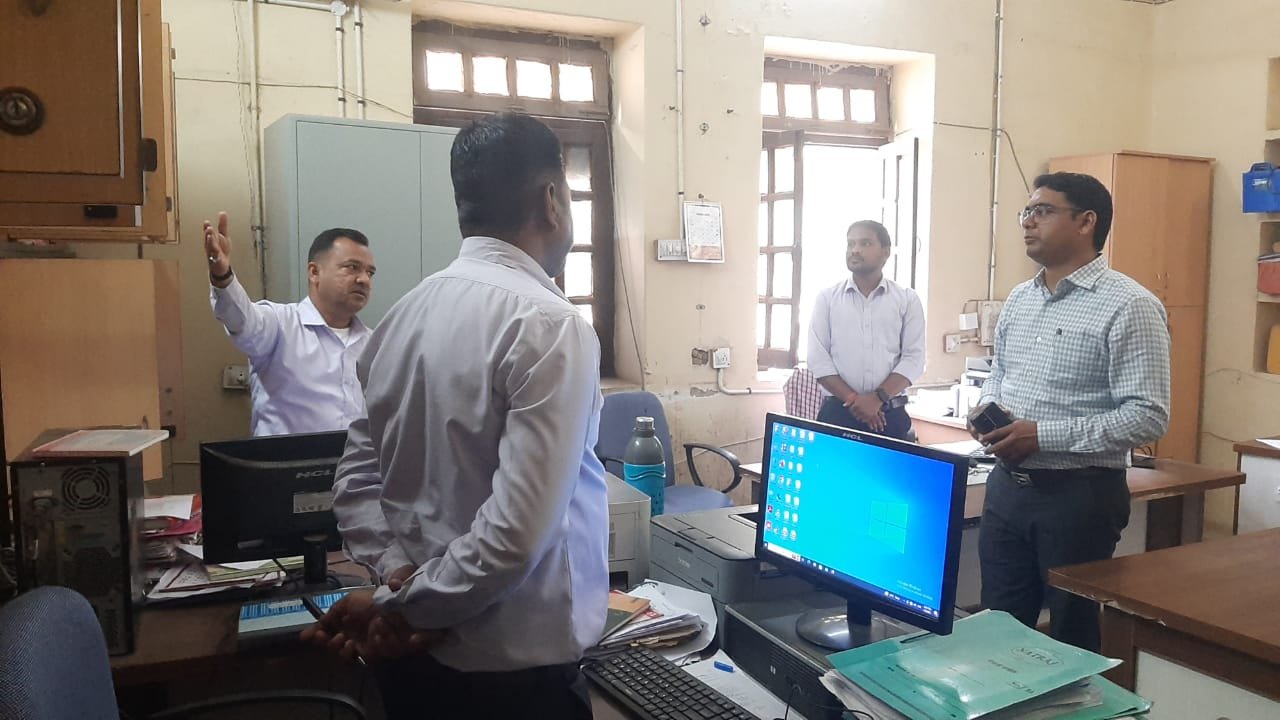 जिला कलक्टर ने विभिन्न अनुभागों का किया औचक निरीक्षण