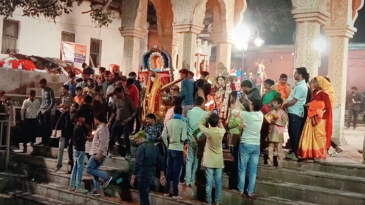 मां सरस्वती की विदाई, भावुक हुए काशीवासी