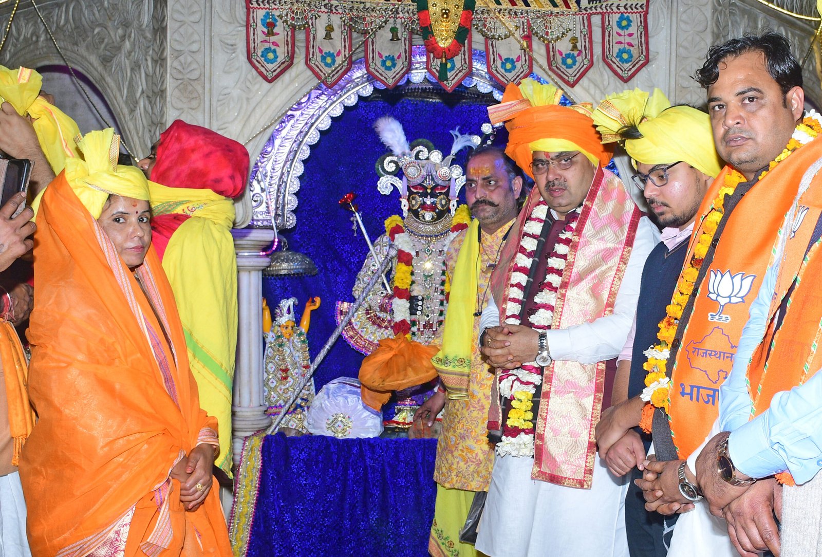 मुख्यमंत्री ने पूंछरी का लौठा, श्रीनाथ जी एवं गिरिराज जी के किए दर्शन