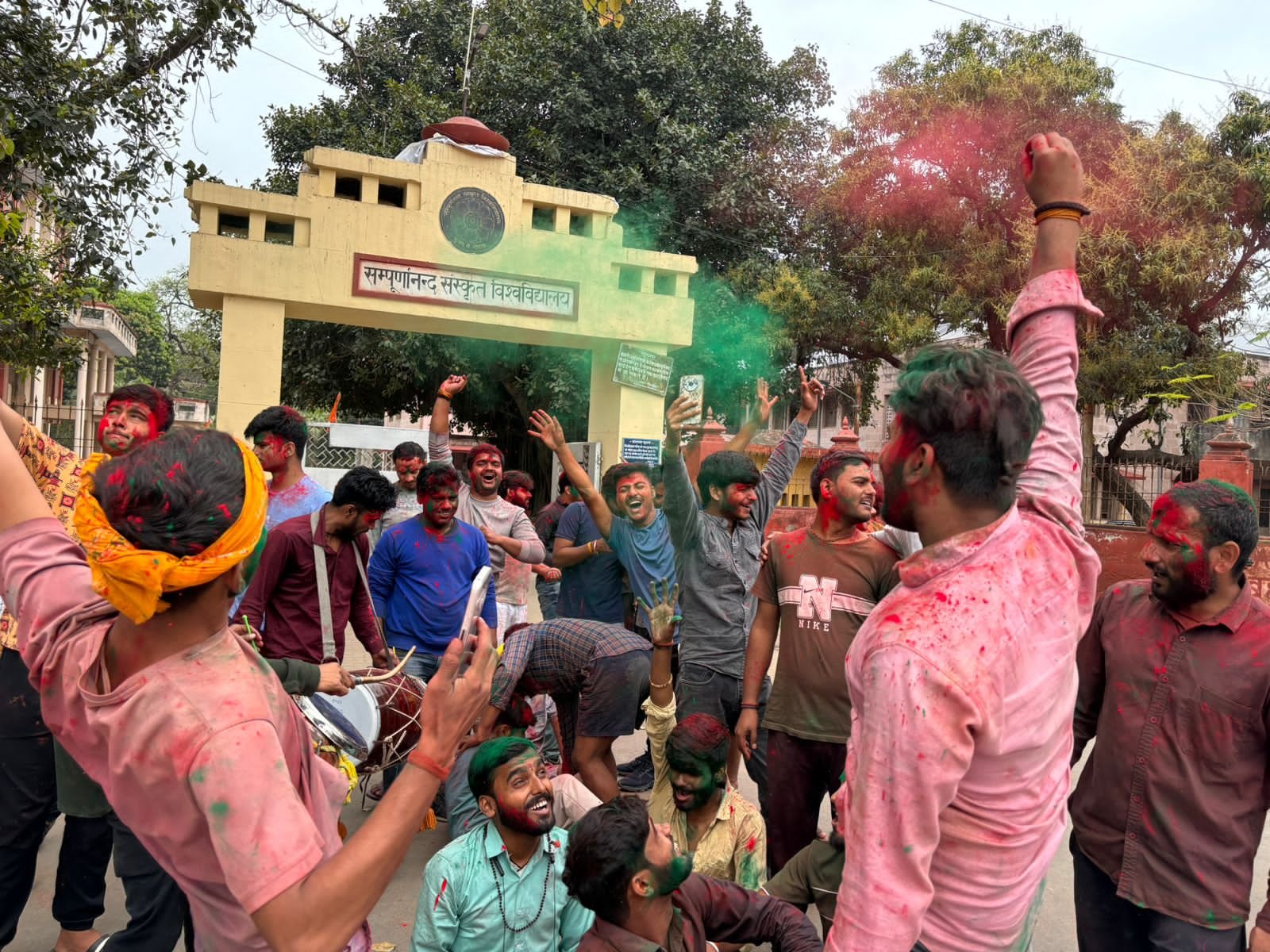 Holi 2024 : होली के उत्सव में सम्पूर्णानन्द संस्कृत विश्वविद्यालय में धूमधाम से मनाया गया उत्सव