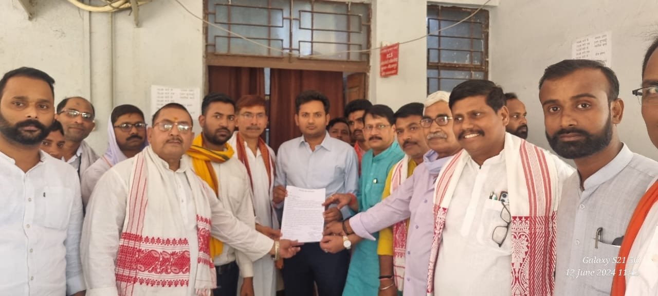 विश्व हिन्दू परिषद व बजरंग दल ने एसडीएम चुनार को सौंपा ज्ञापन
