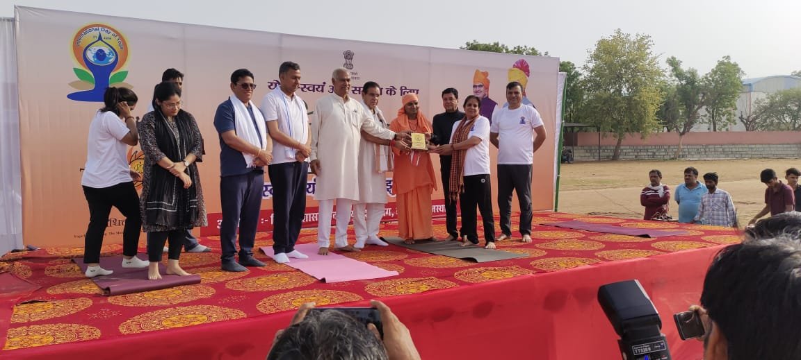 योग दिवस पर किया योगाभ्यास स्वर्ण जंयती स्टेडियम में हुआ जिला स्तरीय कार्यक्रम