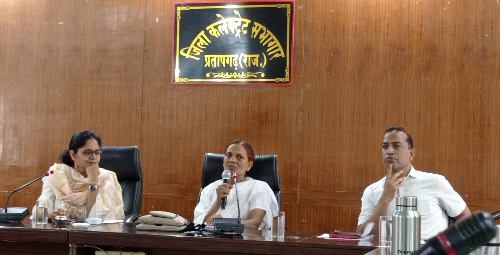 साप्ताहिक समीक्षा बैठक में जिला कलक्टर ने अधिकारियों को दिए निर्देश