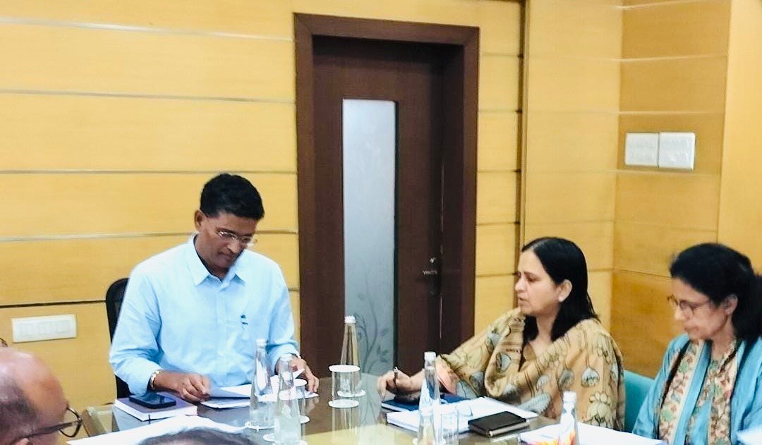 बजट घोषणा, इनवेस्टमेंट समिट, ड्रेनेज प्लान, वृक्षारोपण, वाटर हारवेस्टिंग एवं अन्य लंबित प्रकरणों की हुई समीक्षा