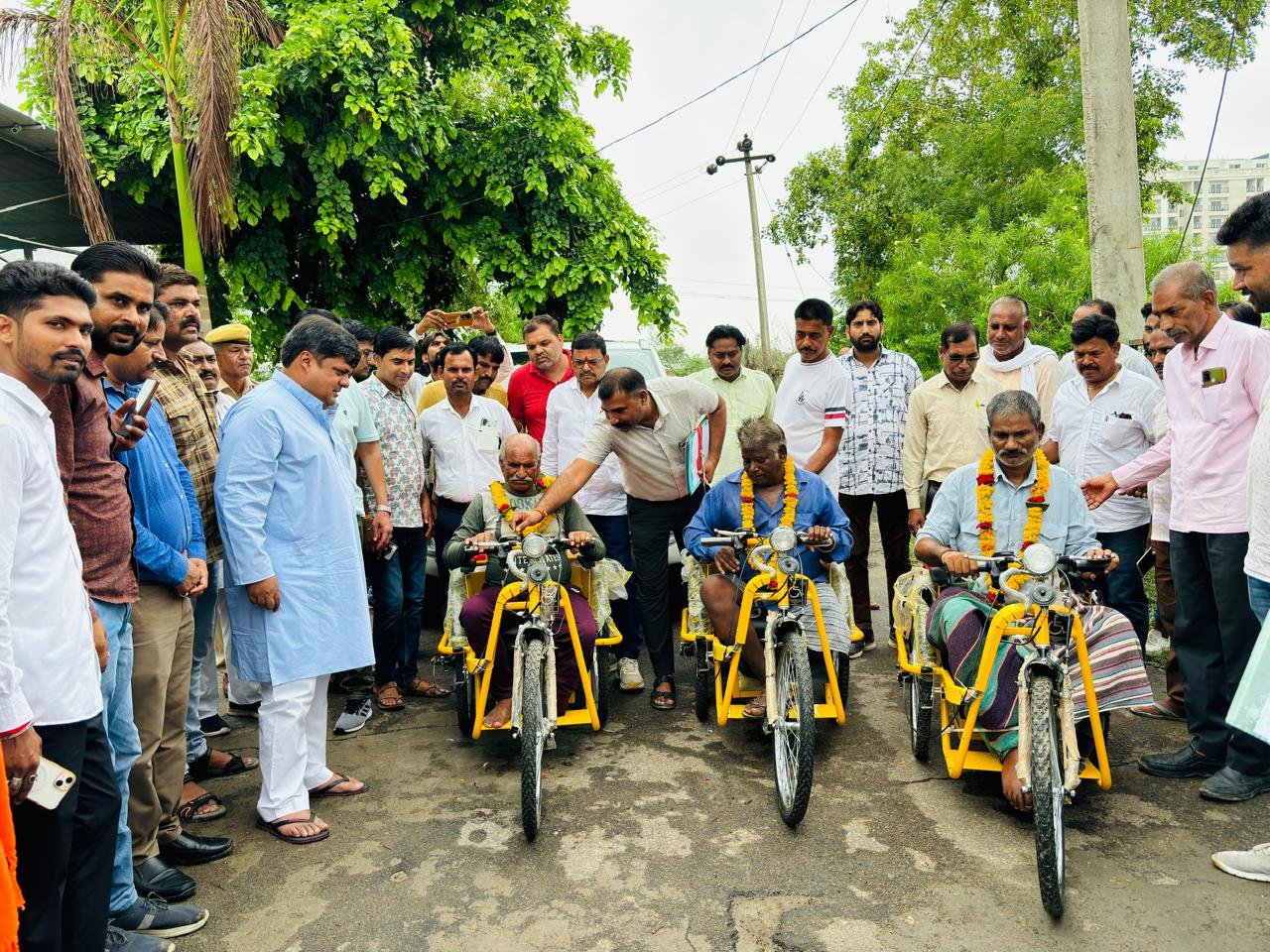 इलेक्ट्रिक ट्राई साइकिल मिलते ही विशेष योग्यजनों के चेहरे में आई मुस्कान