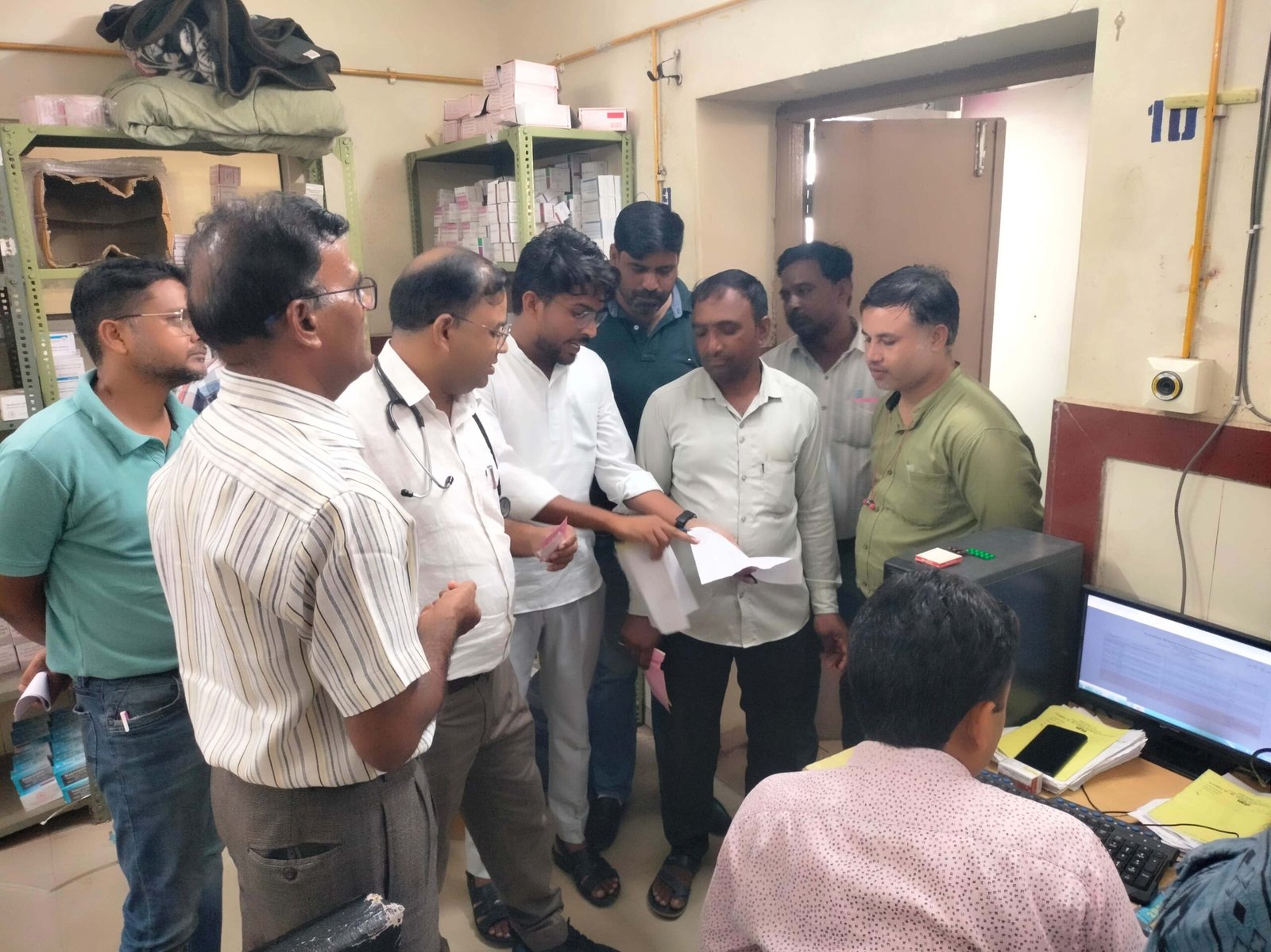 अस्पताल में व्यवस्थाएं रखें दुरूस्त, मरीजों को सही ढंग से अटेंड करें – जिला कलक्टर